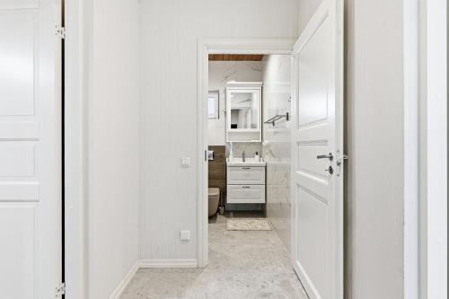 a bathroom with white walls and a white door at Rukkilille majutus in Herjava