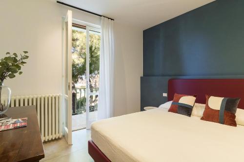 a bedroom with a large bed and a window at Appartamento Di Morgana Sirmione in Sirmione