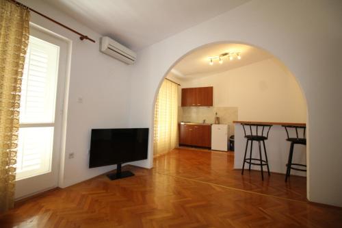 Makarska centre & free private parking