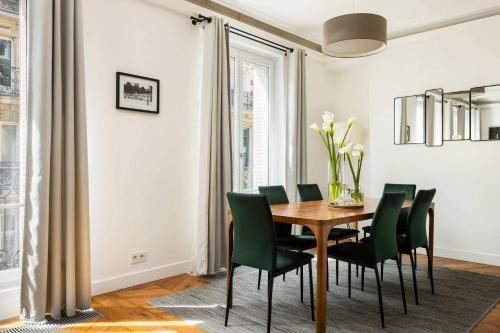 Champs Elysées Stylish Flat 2BR 6PPL