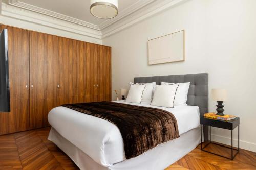 Champs Elysées Stylish Flat 2BR 6PPL