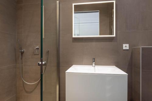 Champs Elysées Stylish Flat 2BR 6PPL