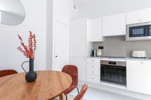 Urban Retreat Brand-New Duplex 2-Bedroom