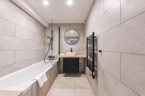 Urban Retreat Brand-New Duplex 2-Bedroom