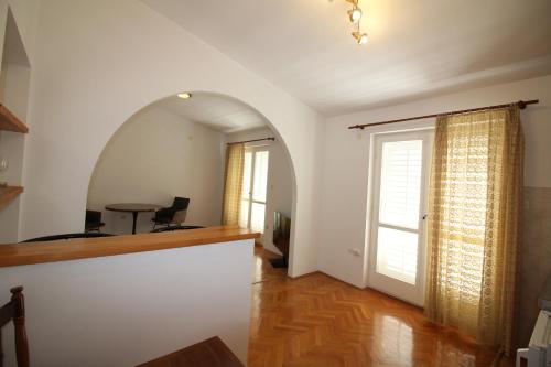 Makarska centre & free private parking