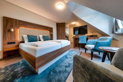a hotel room with a bed and a desk at Hotel Zur Schmiede in Radolfzell am Bodensee