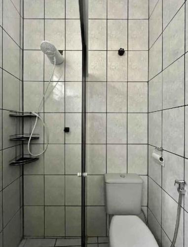 a bathroom with a shower with a toilet in it at Kitnet Unip Mandic in Campinas