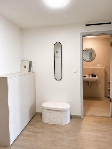 a white room with a cell phone on the wall at SunsetSkylineApartment in Nivy