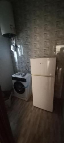 a small kitchen with a refrigerator and a stove at Résidence Diamant in Bamako