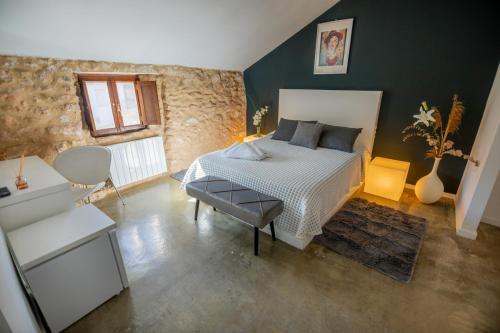 ein Schlafzimmer mit einem Bett und einem Stuhl in der Unterkunft Hotel Raimblanc in Villargordo del Cabriel