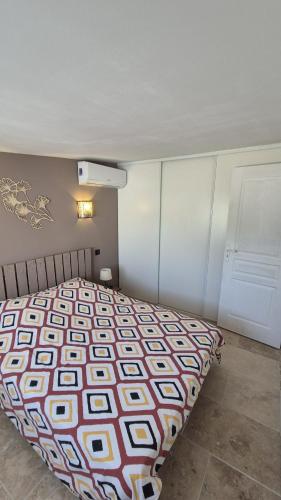 a bedroom with a bed in a room at La dependance in Saint-Gilles