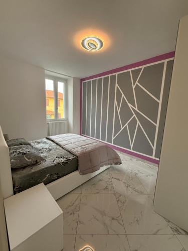 a bedroom with a bed and a window at RK chic Apartments in Colombaro