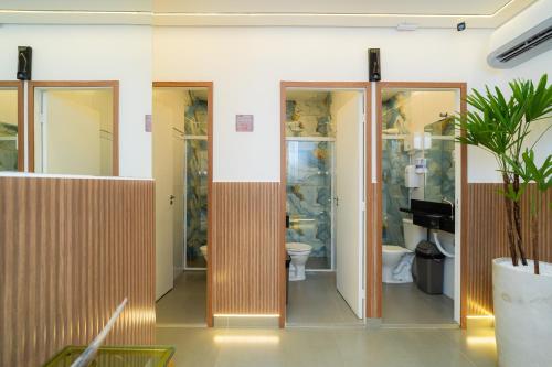 a room with a bathroom with a toilet at Airport Hotel Gru in Guarulhos