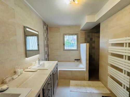 Elegant Cannes Villa 4-5 Bedrooms Walk to Palais & Beaches