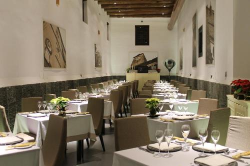 un comedor con mesas y sillas blancas en Castello di Casapozzano, en Aversa