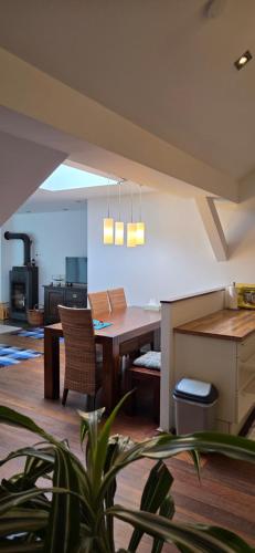 Bright top-floor apartment with terrace - 2 bedrooms - quiet area, 20 min to center