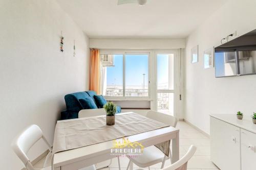 a kitchen and dining room with a table and chairs at Lido degli Estensi Fronte Mare e Balcone in Comacchio