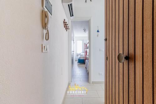 a room with a hallway with a door and a hallway at Lido degli Estensi Fronte Mare e Balcone in Comacchio