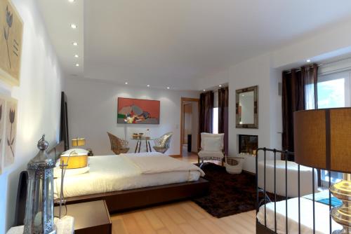 a bedroom with a bed and a living room at Monte d'Alto in Santo Estêvão