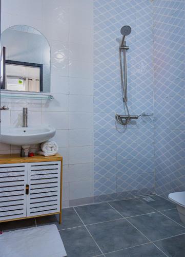 ein Badezimmer mit Waschbecken und Dusche in der Unterkunft La villa five star in Azuretti