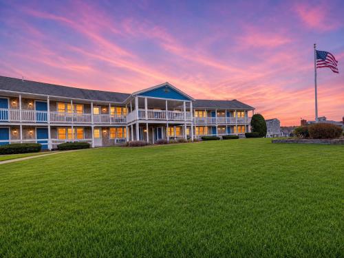 a large building with a lawn in front of it at Colonial Acres Resort in Yarmouth