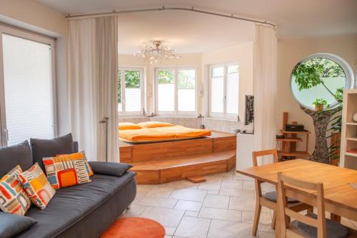 a living room with a couch and a bed at Ferienstudio Traunsee in Gmunden