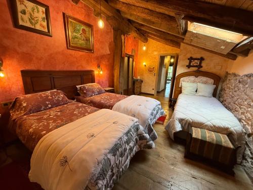 a bedroom with two beds in a room at Casa Rural Garzibaita in Sumbilla
