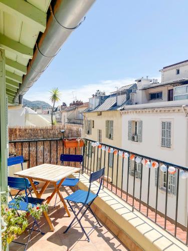 Bright Top Floor 2BR with Large Terrace in Nice Centre