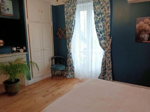 a bedroom with a bed and a window at Chambre d'hôtes in Puimoisson