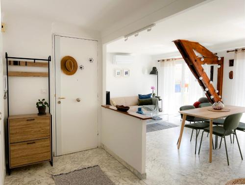 Bright Top Floor 2BR with Large Terrace in Nice Centre
