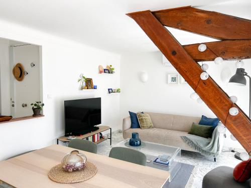 Bright Top Floor 2BR with Large Terrace in Nice Centre