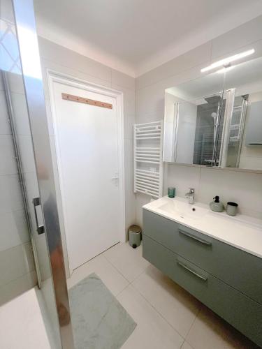 Bright Top Floor 2BR with Large Terrace in Nice Centre