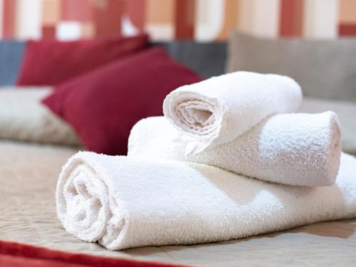a pile of white towels sitting on a table at B&B Son De Mar in Salerno