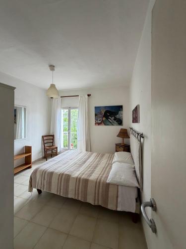 ein Schlafzimmer mit einem großen Bett und einem Fenster in der Unterkunft La Stanza in Poggio