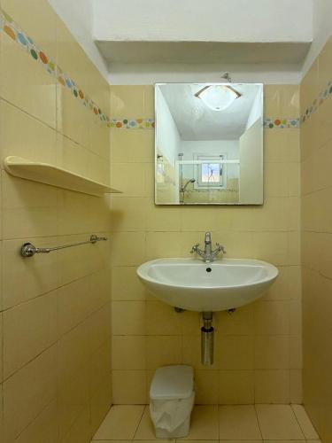 ein Badezimmer mit Waschbecken und Spiegel in der Unterkunft La Stanza in Poggio