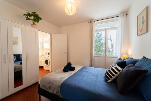 a bedroom with a blue bed and a window at Au 212, T2 moderne et confortable in Mont-de-Marsan