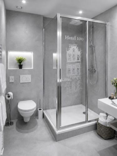ein Badezimmer mit Dusche und Toilette in der Unterkunft Hotel 100 in Pardubice