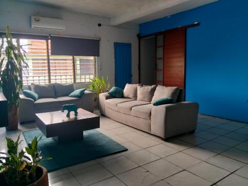 a living room with two couches and a table at Tu hogar en tapachula in La Concepción