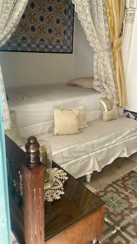 a living room with a couch and a table at Beit Khalifa in Kairouan