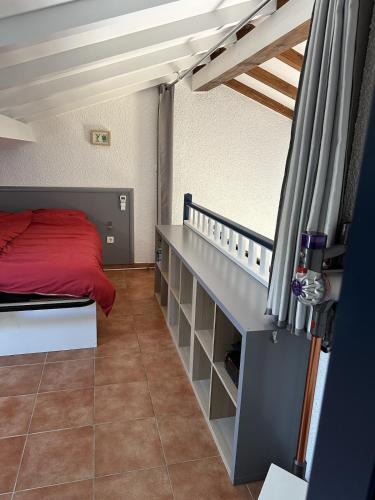 a bedroom with a bed with a red bedspread at Corse Appartement Sognu di Mar Marine de Bravonne à Linguizzetta in Linguizzetta