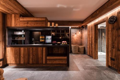 eine Küche mit Holzwänden und einer Theke in der Unterkunft Chalet Barbara in Arabba
