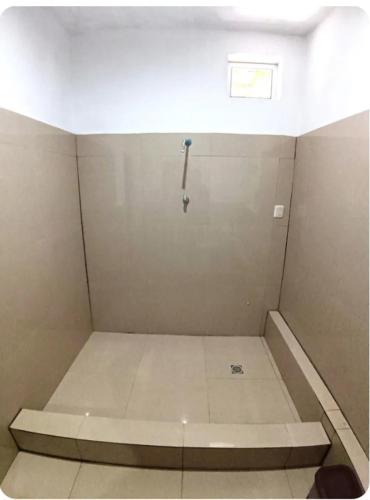 a small room with a shower in the ceiling at Casa chalet in Chiquimula