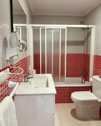 a bathroom with a sink and a toilet and a shower at Apartmento Las Palmeras in Noalla