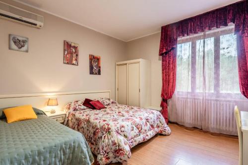 a bedroom with two beds and a window at La Kasà in Fucecchio