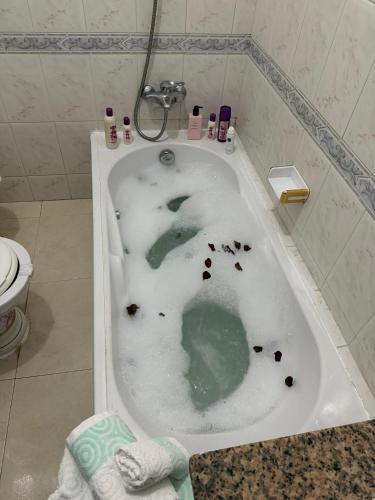 a bath tub filled with lots of water in a bathroom at Étoile in M'diq