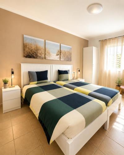 two beds in a bedroom with two beds sidx sidx sidx at Casa Azul, with a shared pool in Baños y Mendigo