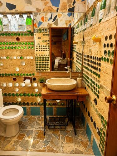 a bathroom with a sink and a toilet at Chalet Magico en el Bosque in Oicatá