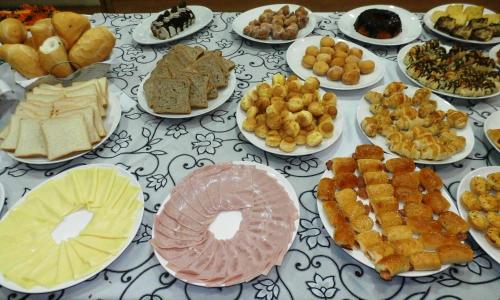 Eten bij of ergens in de buurt van het hotel

