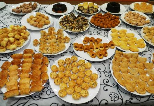 een tafel vol borden eten op een tafel bij Icaropê Hotel in Concordia