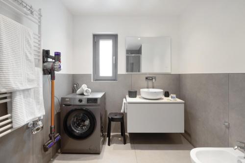 a bathroom with a washing machine and a sink at La Casetta di Cannero by Residenza La Zagara in Cannero Riviera